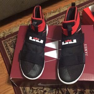 Lebron James Soldier 10 basketball sneakers